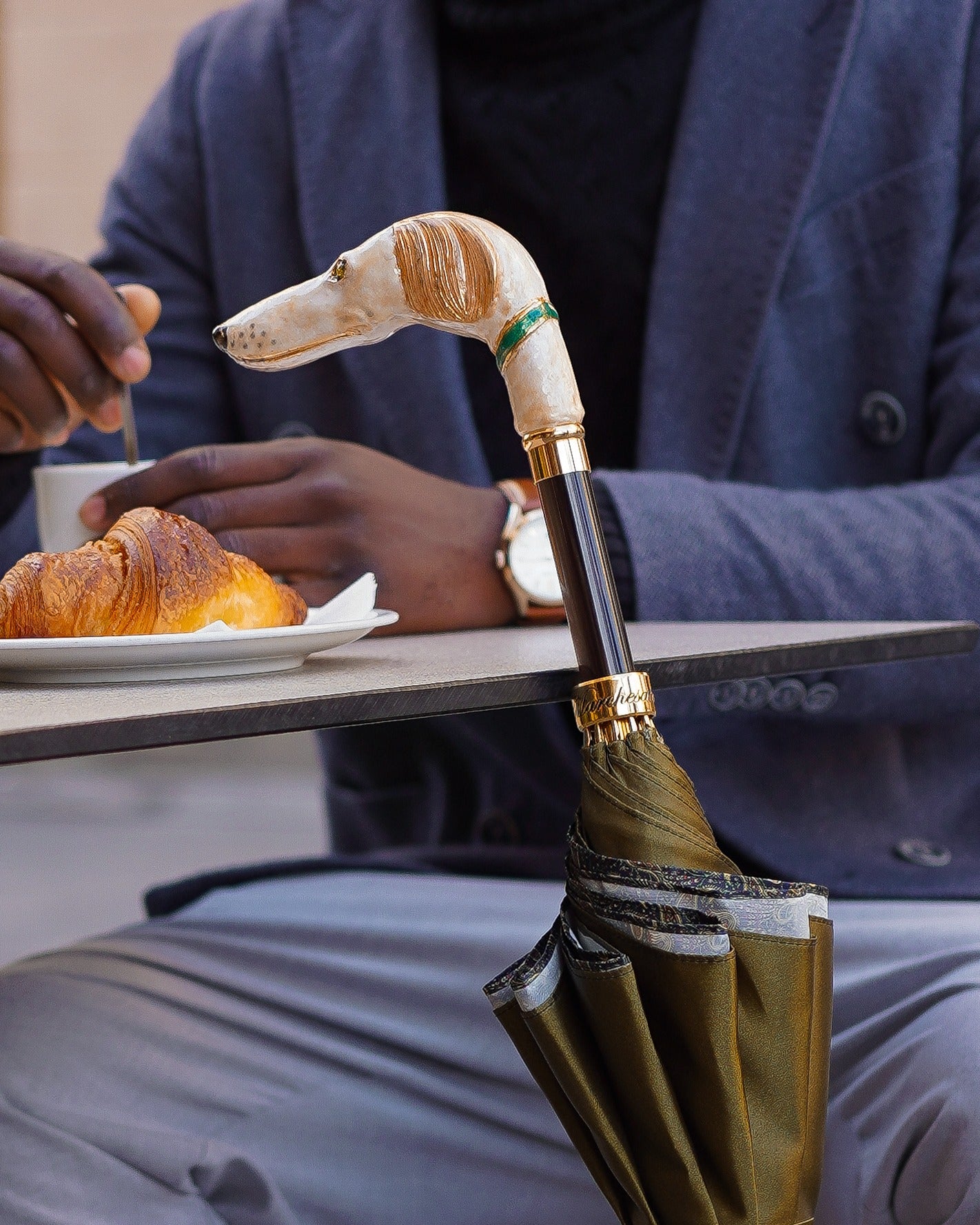 Men's umbrella with hand-painted design and 24K gold-plated greyhound handle by Ilmarchesato, showcasing an elegant, detailed handle.