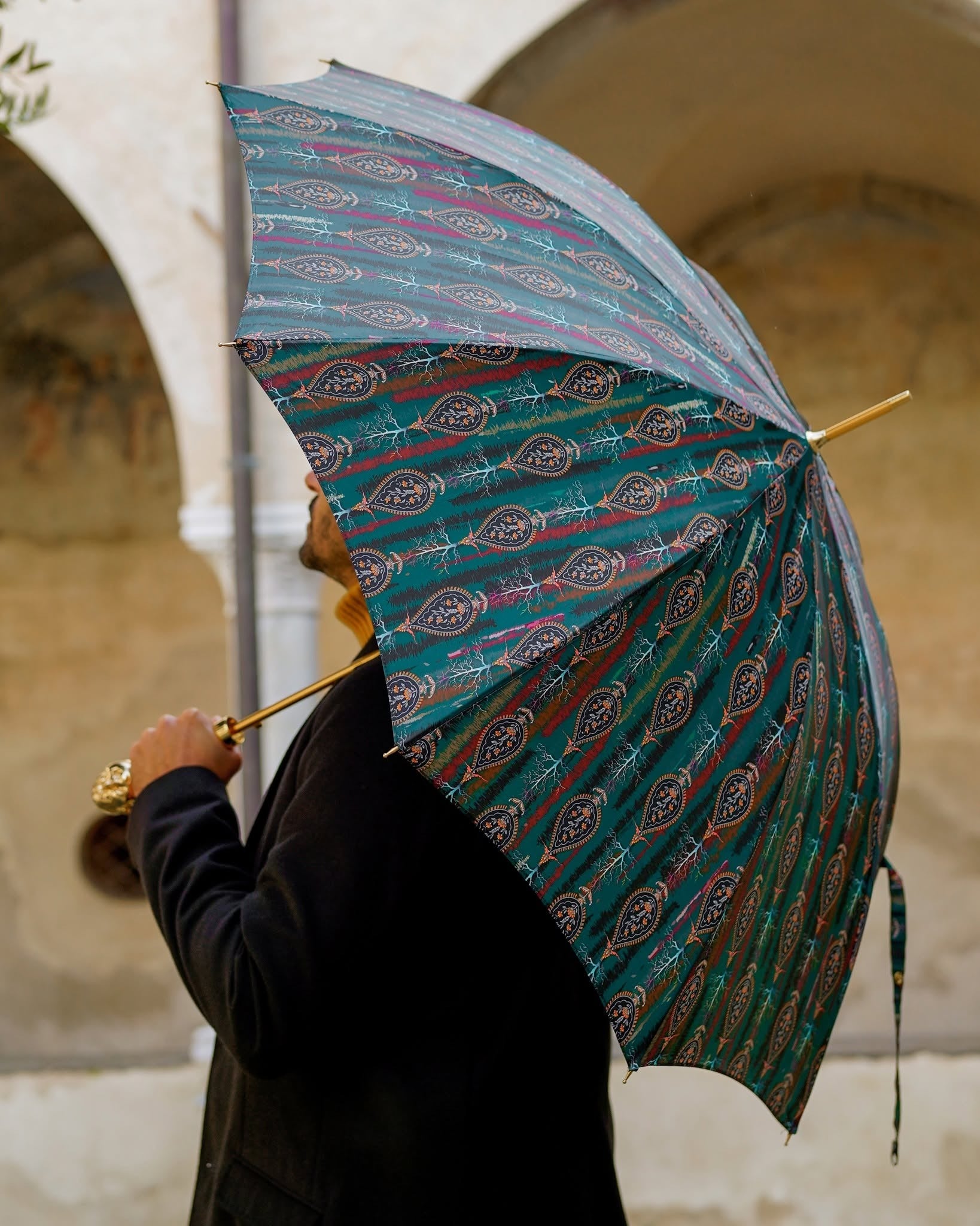 Paisley men's umbrella with automatic opening, gold-plated handle, fibercarbon frame, stylish and durable rain protection.