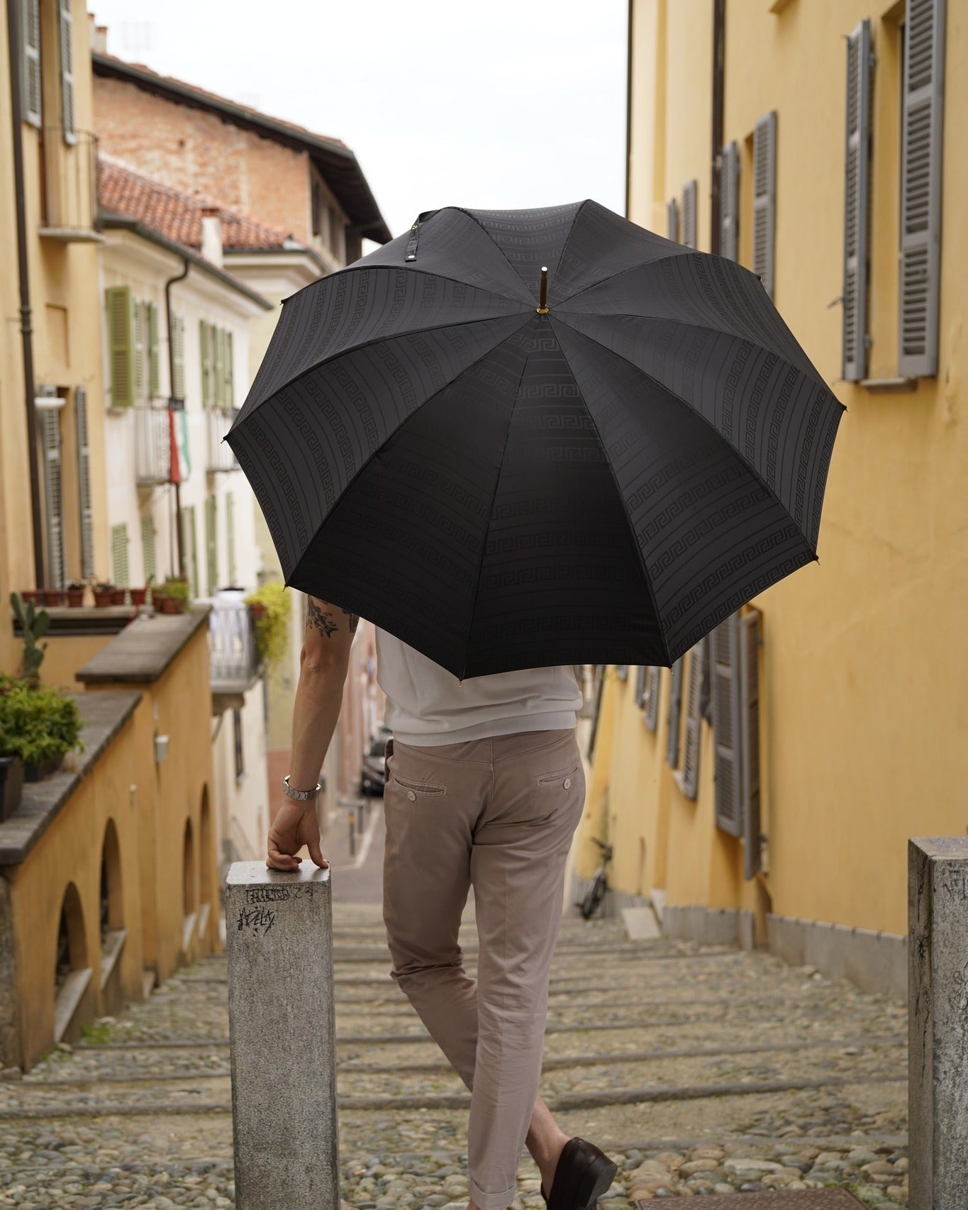 Men's luxury umbrella by Ilmarchesato with gold-plated handle and automatic opening, designed for stylish rain protection.