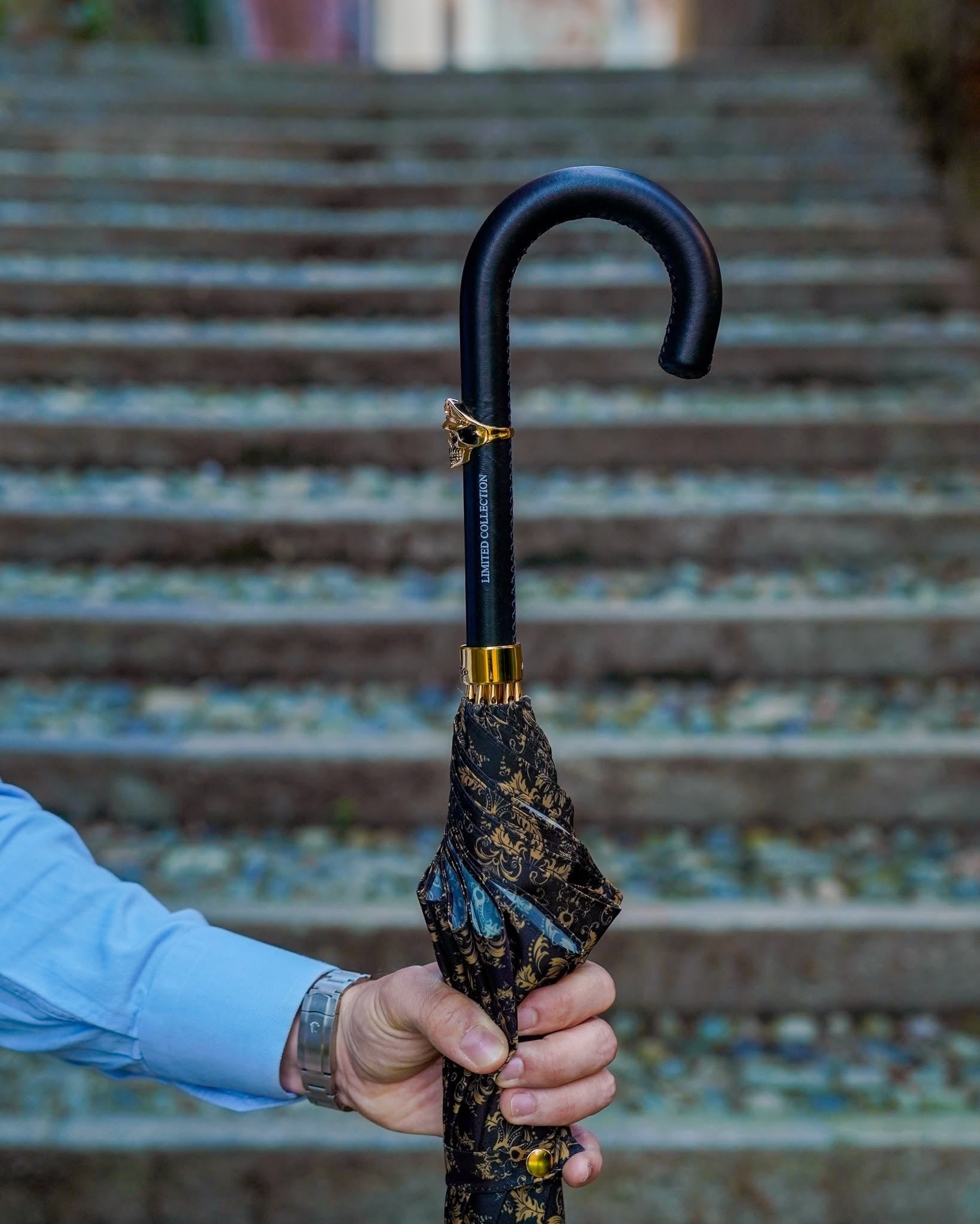 Luxury black gold men's umbrella with Italian handmade leather handle and skull detail, stylish and durable for sophisticated protection.