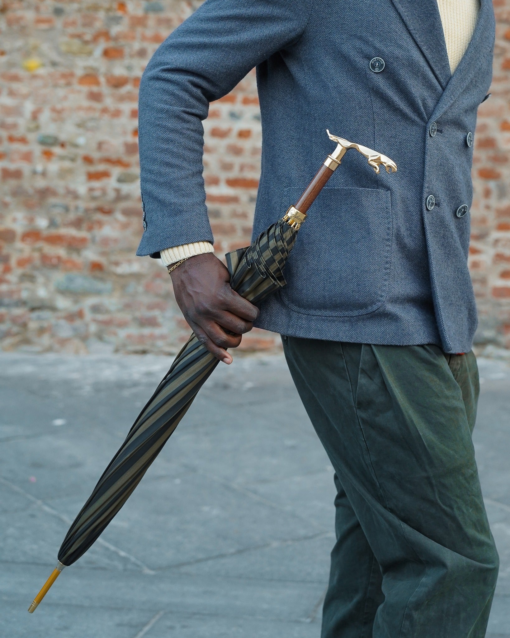 Black pinstripe men's umbrella by Ilmarchesato with 24K gold handle and automatic opening for stylish rain protection.