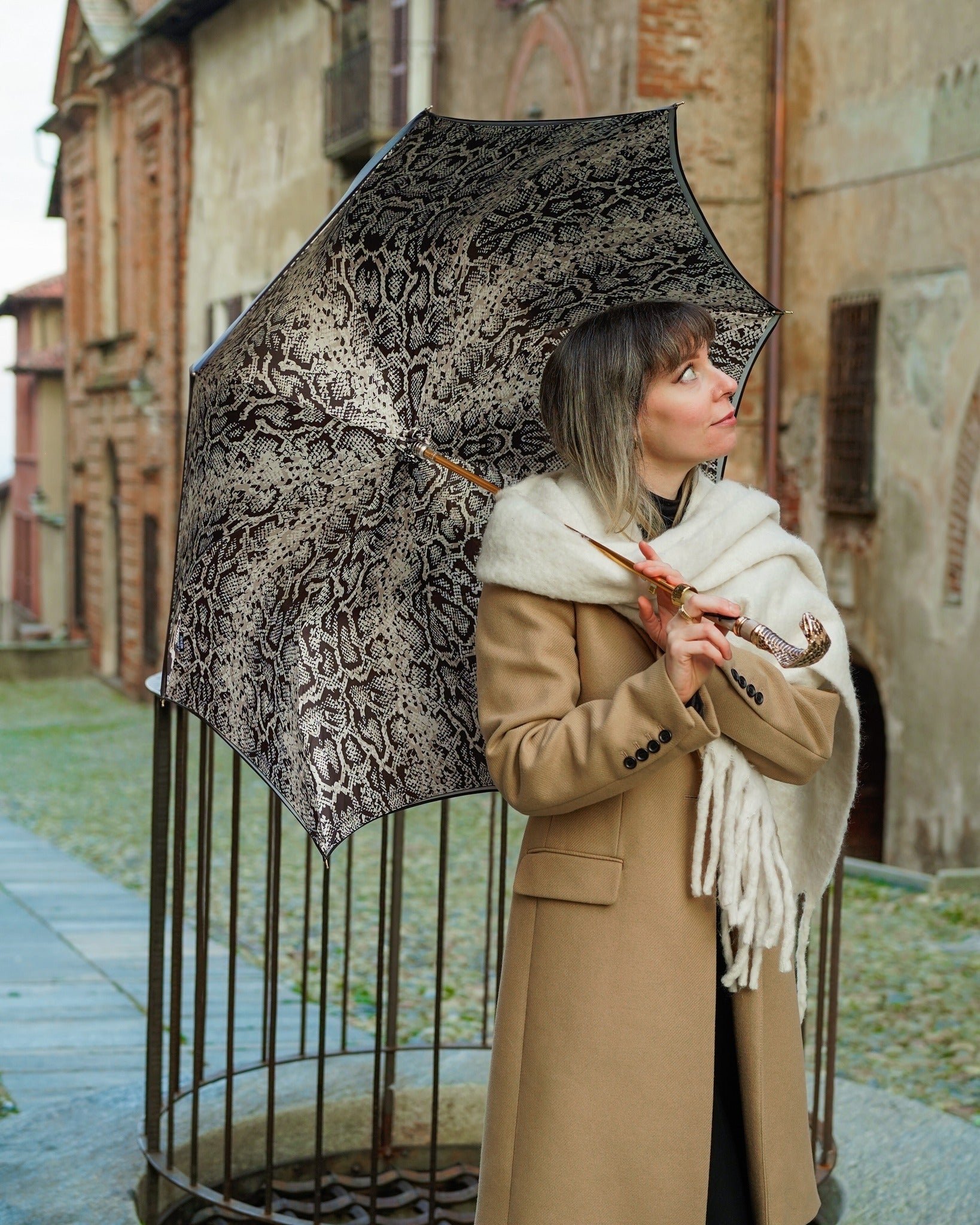 Golden cobra handle luxury rain umbrella for women by Ilmarchesato, featuring an elegant designer handle and vibrant canopy.