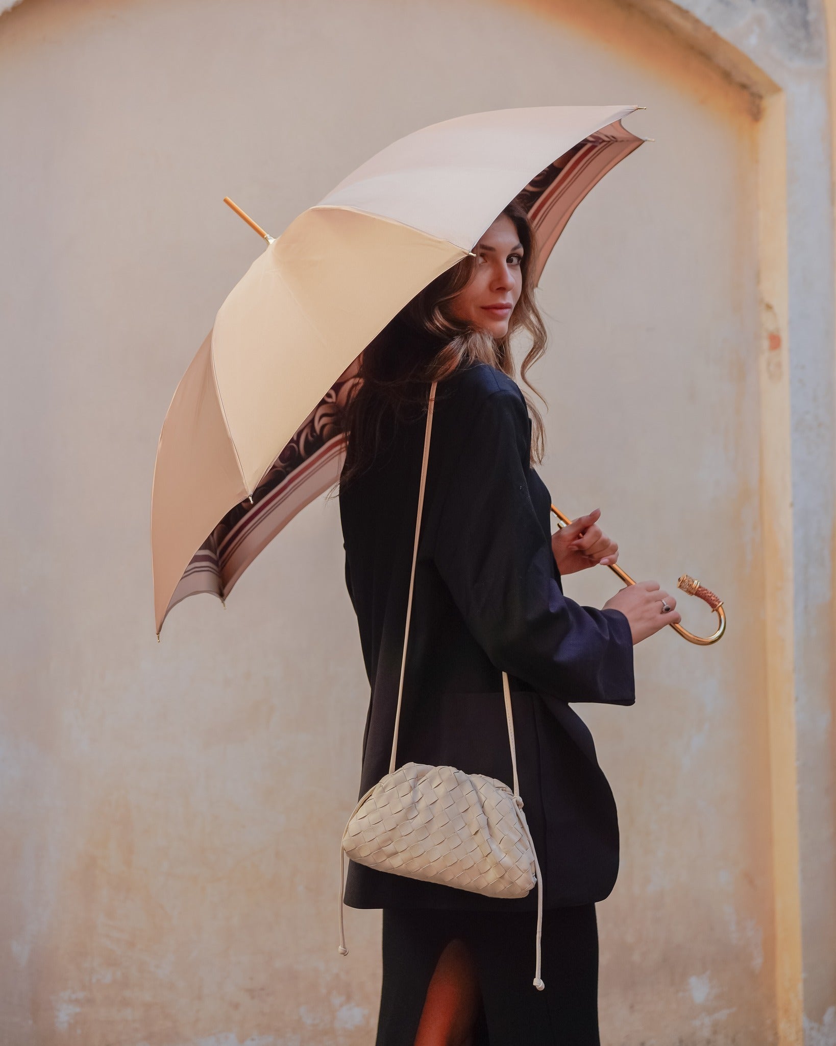 Ilmarchesato handmade cream rain umbrella with automatic opening and UV protection, showing its elegant design and sturdy frame.