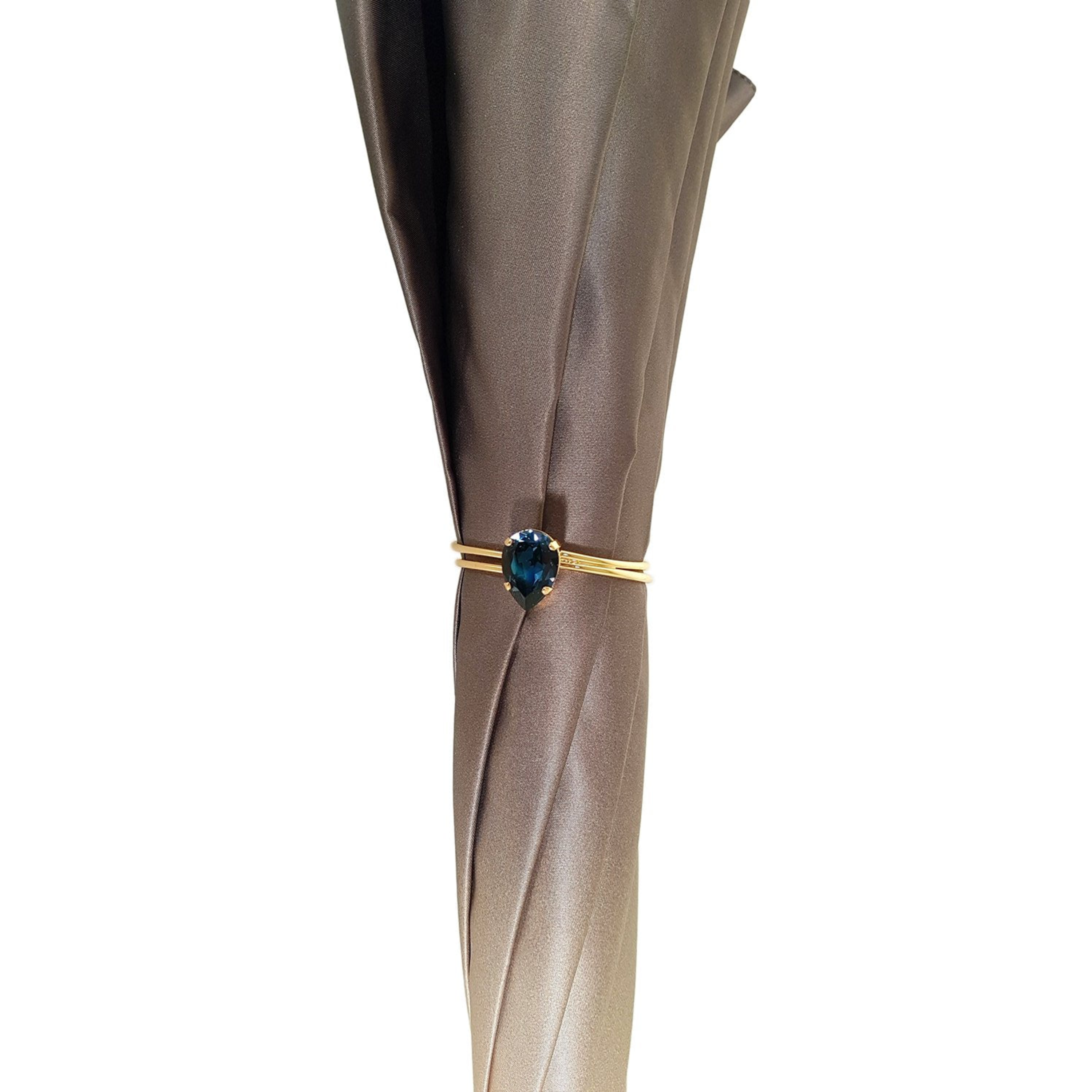 Ilmarchesato dolphin-inspired double canopy umbrella with blue rose interior, showcasing vibrant design and sturdy structure.