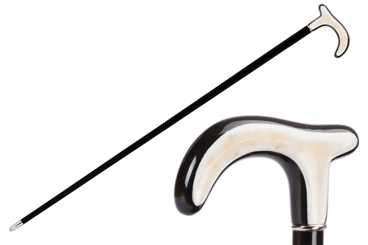 Luxury Pasotti walking cane featuring a stylish water buffalo horn handle. Classic design with elegant craftsmanship.