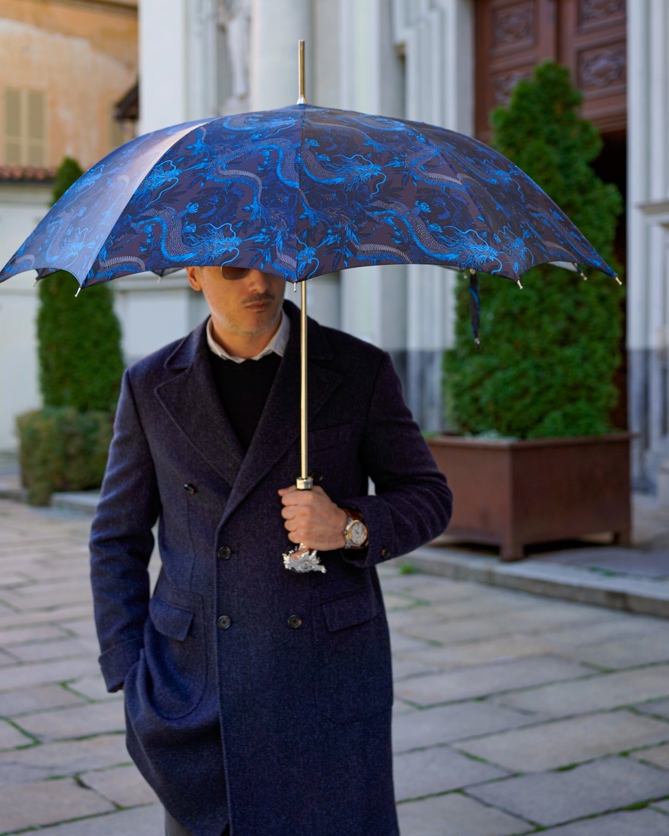 Luxury handmade dragon design umbrella for men by Ilmarchesato, featuring modern style and automatic opening.