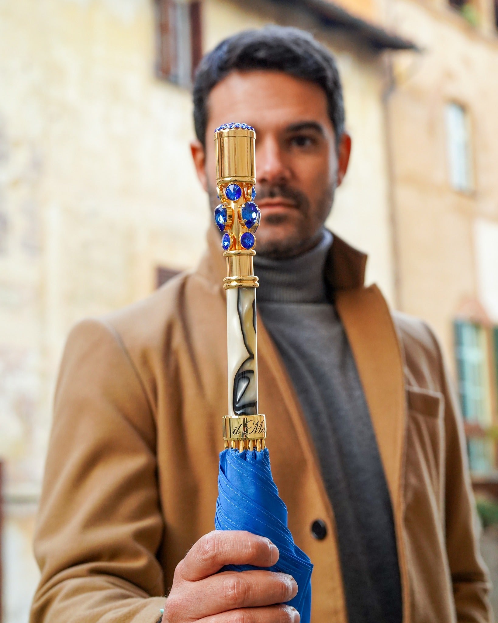 Elegant men's luxury umbrella with blue canopy and 24K gold handle, automatic open feature by Ilmarchesato.