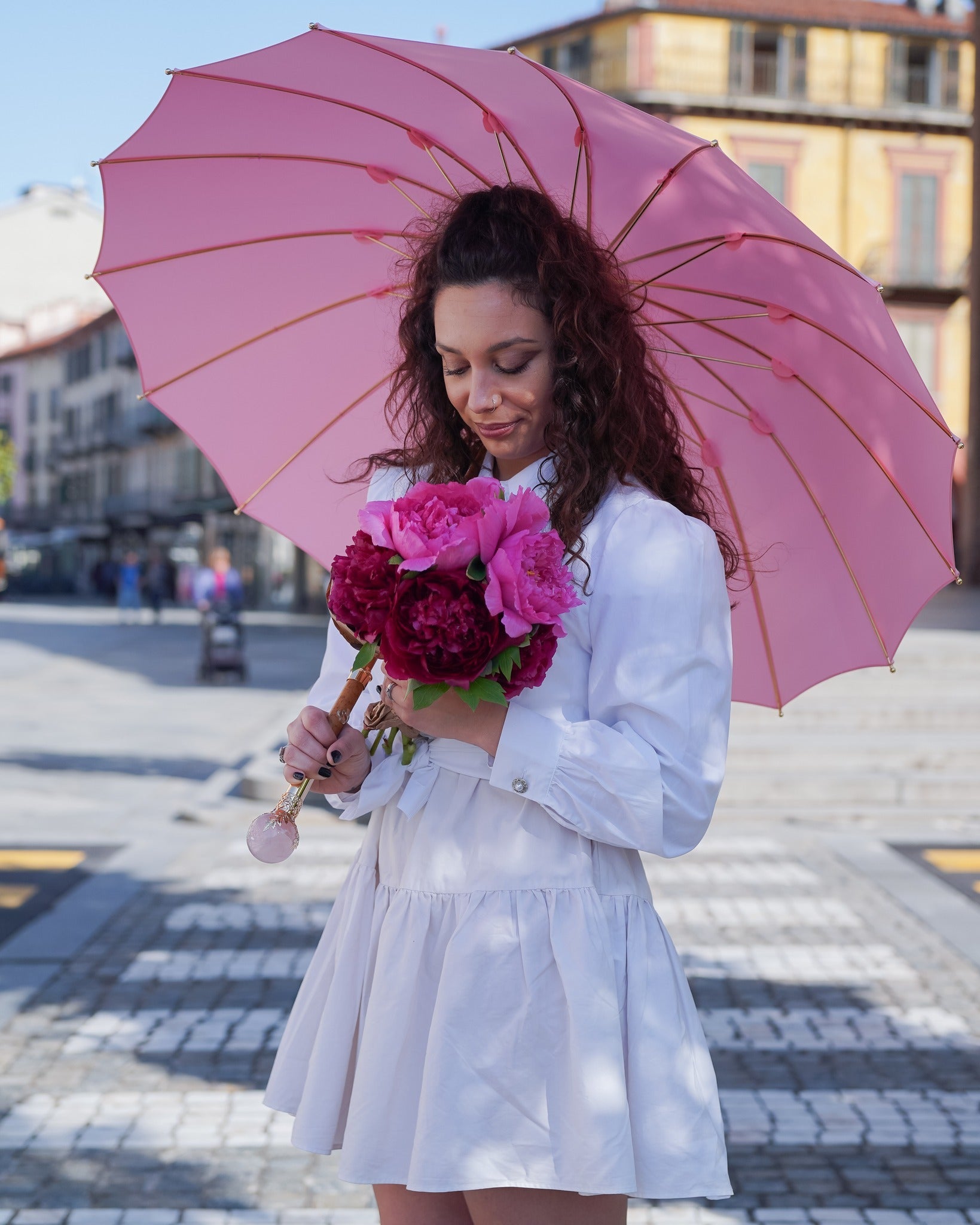 Pink luxury men's umbrella by Ilmarchesato with a 24K gold handle and genuine quartz stone for a stylish, limited edition accessory.