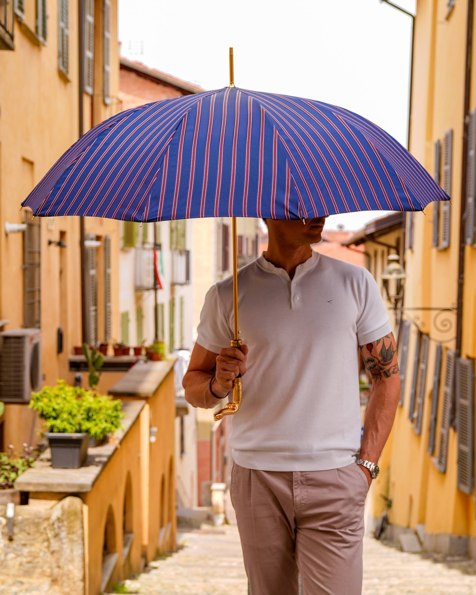 Luxury men's umbrella with blue and Bordeaux stripes, gold snake handle, automatic open, by Ilmarchesato