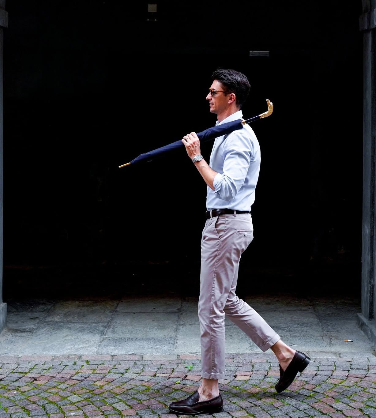 Luxury men's umbrella with blue canopy, 24K gold eagle handle, and carbon fiber ribs by Ilmarchesato.