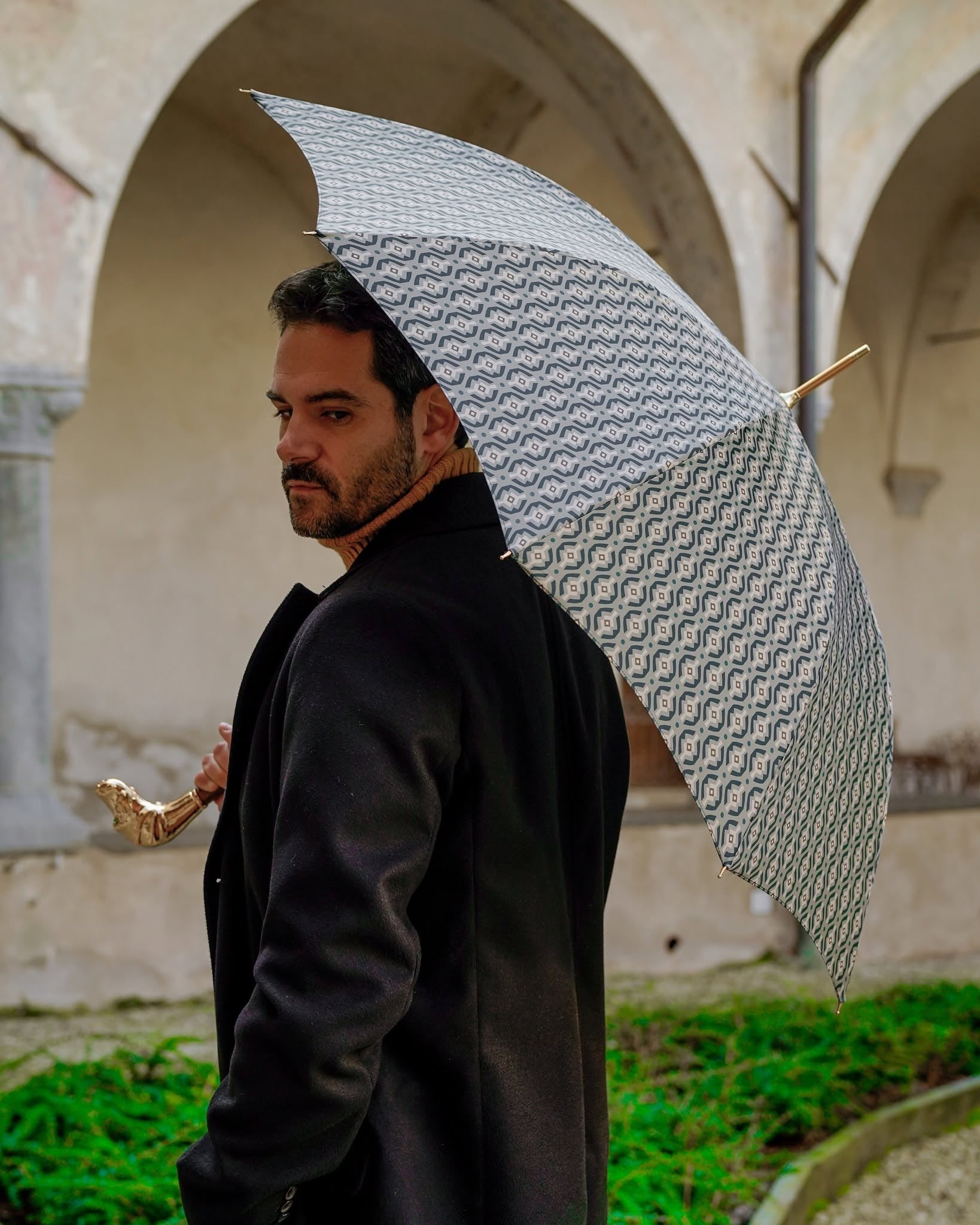 Luxury gold umbrella for men with 24K gold handle and automatic rain protection, featuring a stylish hound dog design by Ilmarchesato
