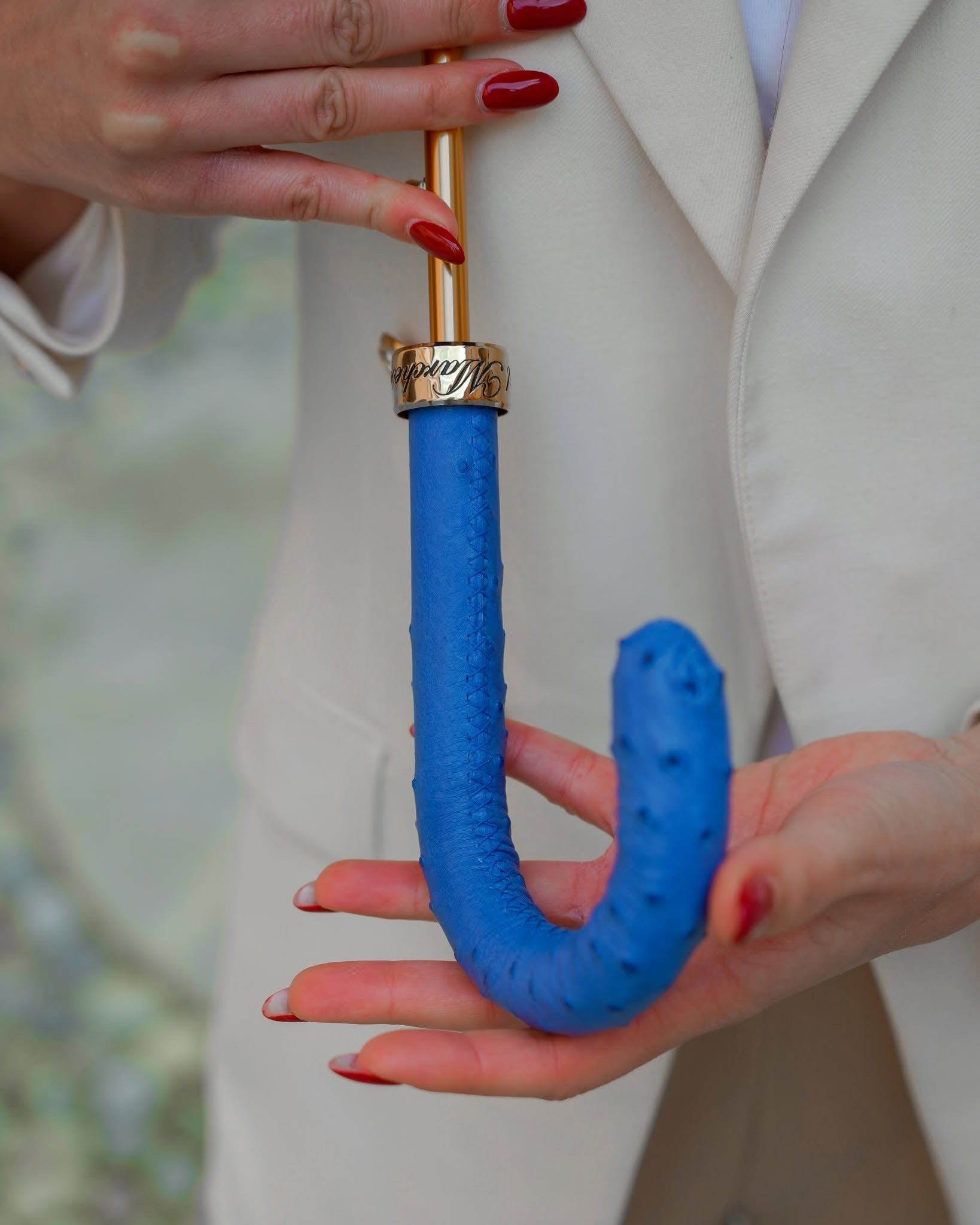 Peacock-inspired luxury rain umbrella with blue ostrich leather handle by Ilmarchesato, showcasing its elegant design and vibrant pattern.