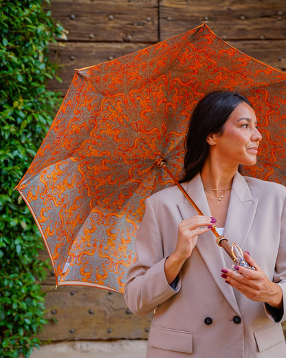 Golden elephant-shaped rain umbrella with satin canopy and 24K gold handle, luxury rain protection by Ilmarchesato.