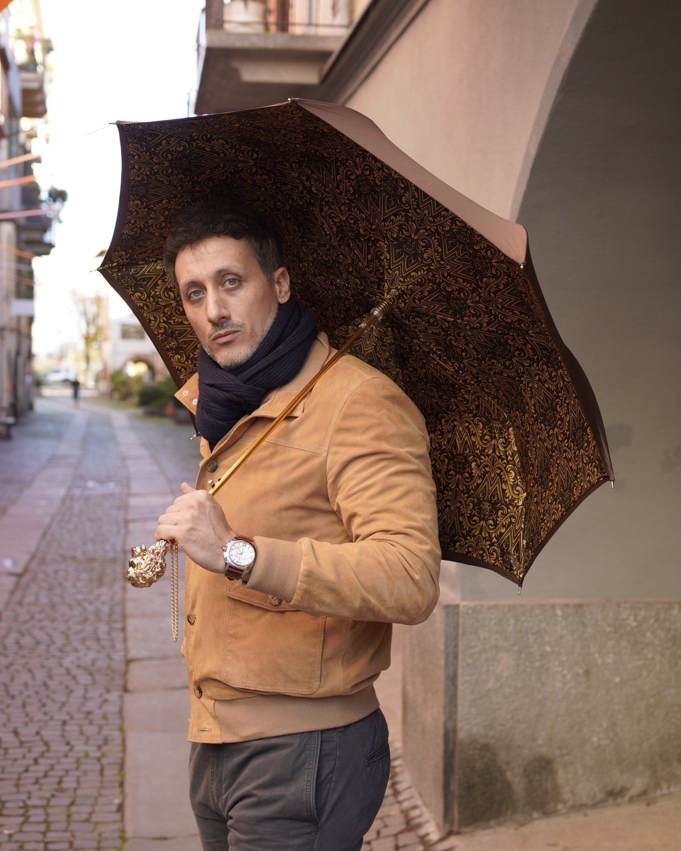 Elegant men's umbrella from Ilmarchesato Lion Collection with gold-plated handle and designer craftsmanship.