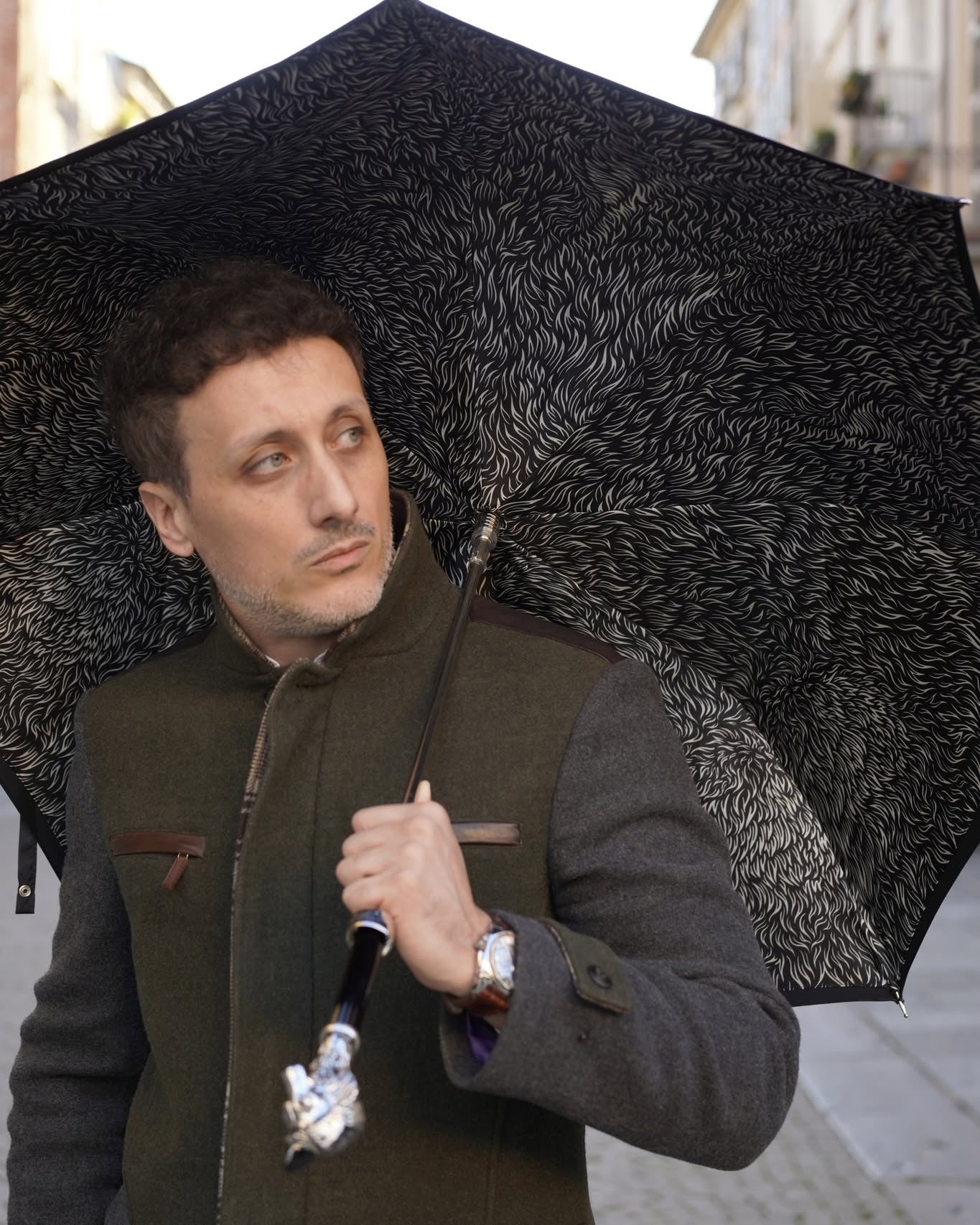 Black men's umbrella with hand-painted wolf handle by Ilmarchesato, featuring a sleek, luxury rain-resistant design.
