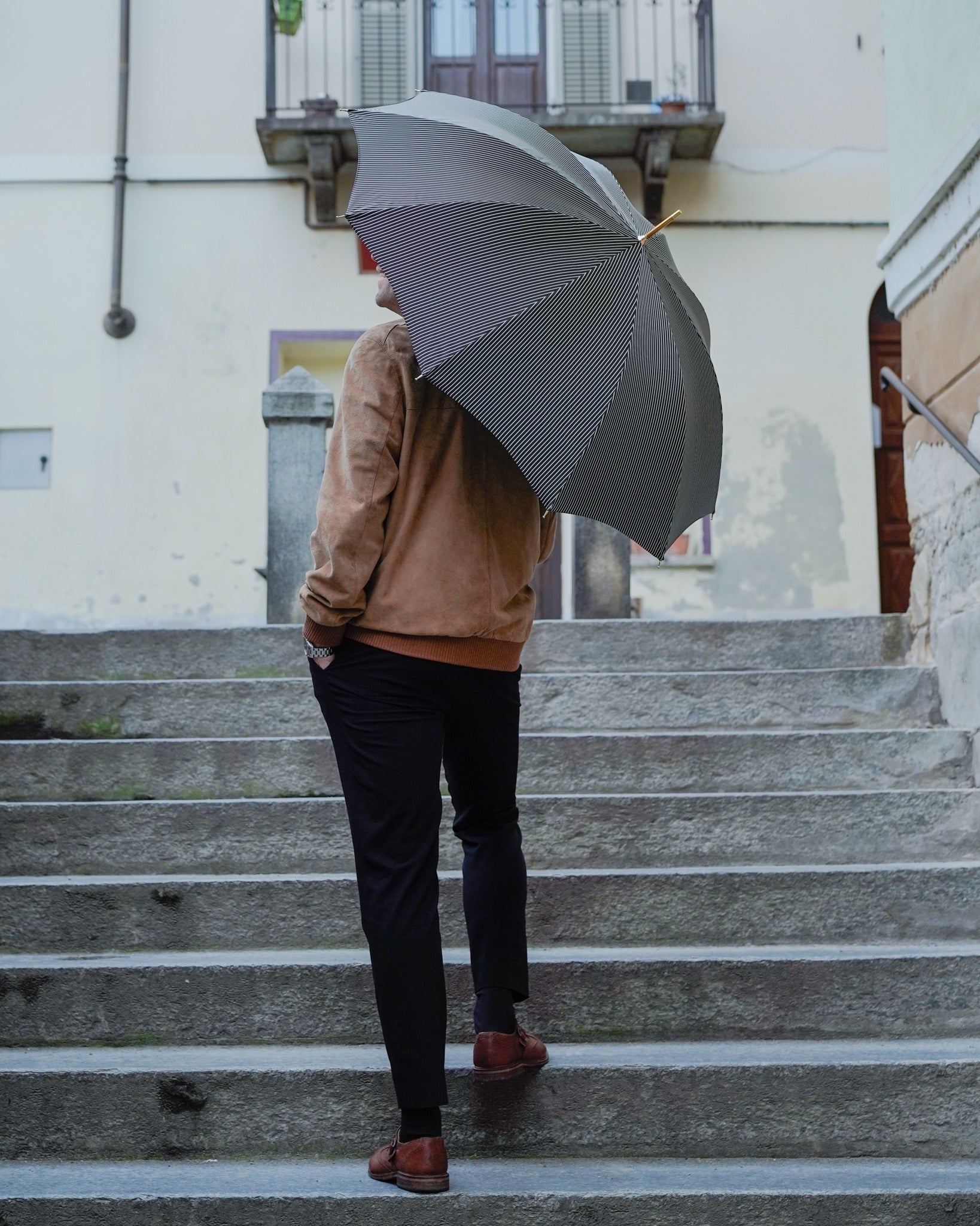 Elegant enameled men's umbrella from Ilmarchesato's Italian premium collection, featuring a detailed handle and durable canopy.