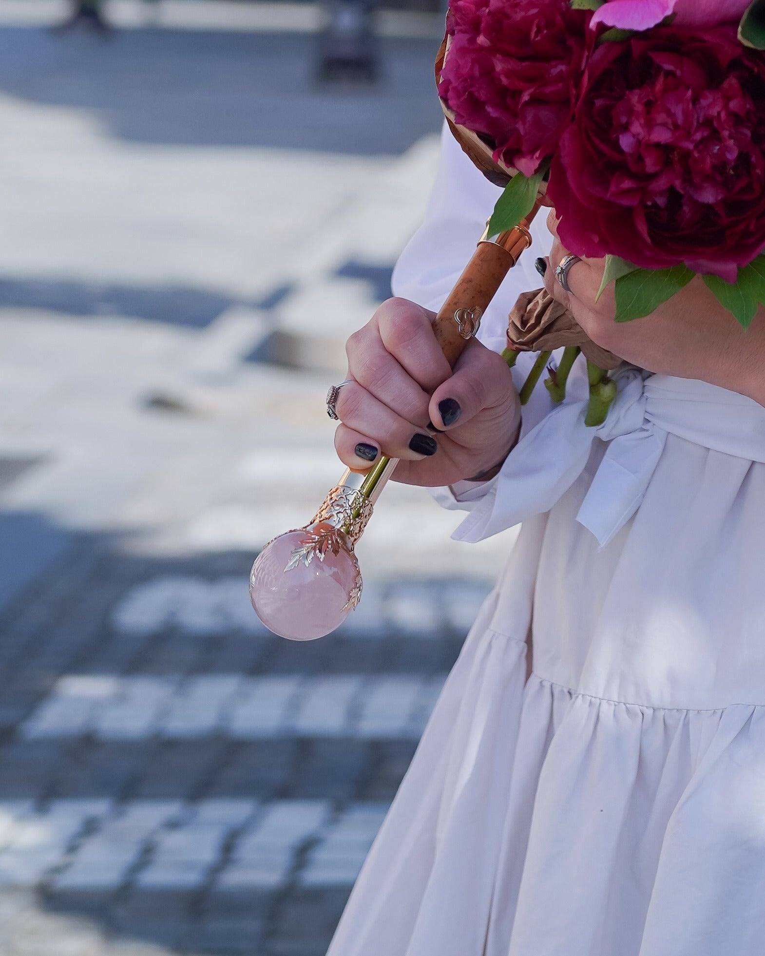 Pink luxury men's umbrella by Ilmarchesato with 24K gold handle and genuine quartz stone, featuring elegant design and high-quality craftsmanship.