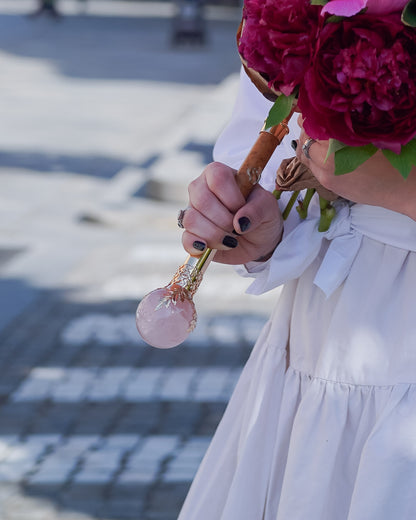 Pink luxury men's umbrella by Ilmarchesato with 24K gold handle and genuine quartz stone, featuring elegant design and high-quality craftsmanship.