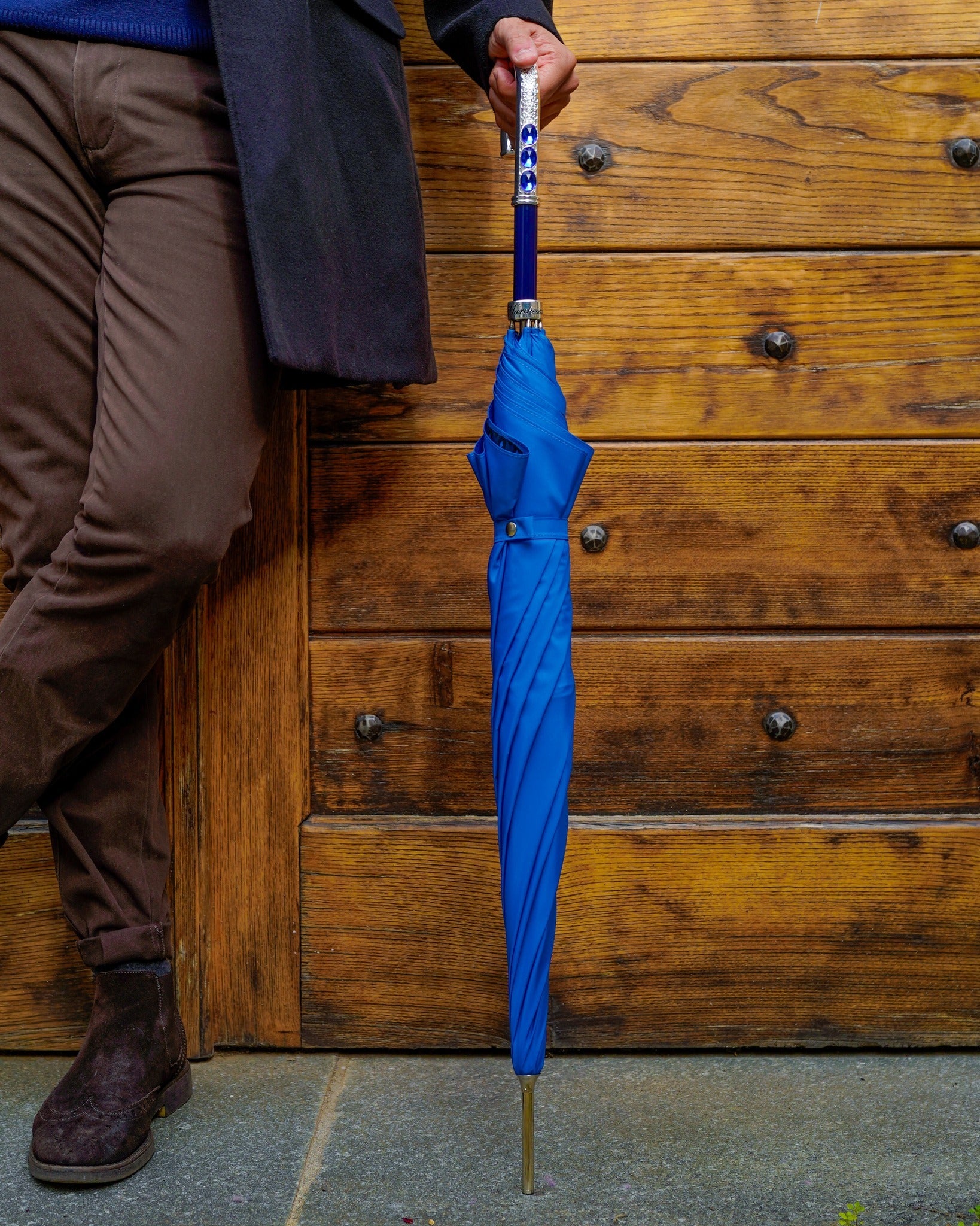 Royal blue men's umbrella by Ilmarchesato with automatic open, sapphire crystal handle, stylish and durable rain protection.