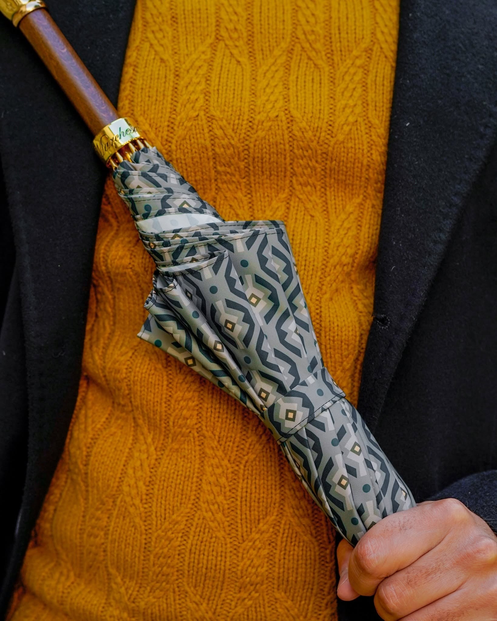 Luxury gold umbrella for men with 24K gold handle, Ilmarchesato automatic rain umbrella, featuring a stylish hound dog design.
