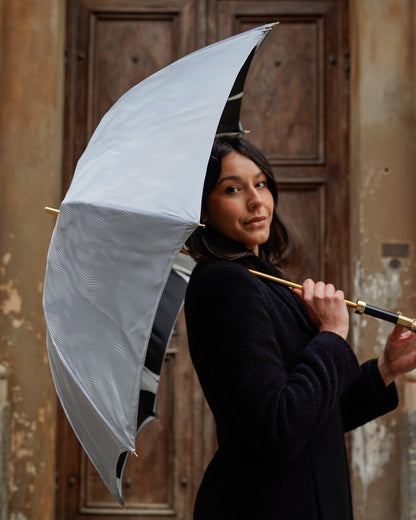 Luxury lion-handle rain umbrella by Ilmarchesato with a 24K gold satin canopy, featuring a stylish lion-shaped handle.