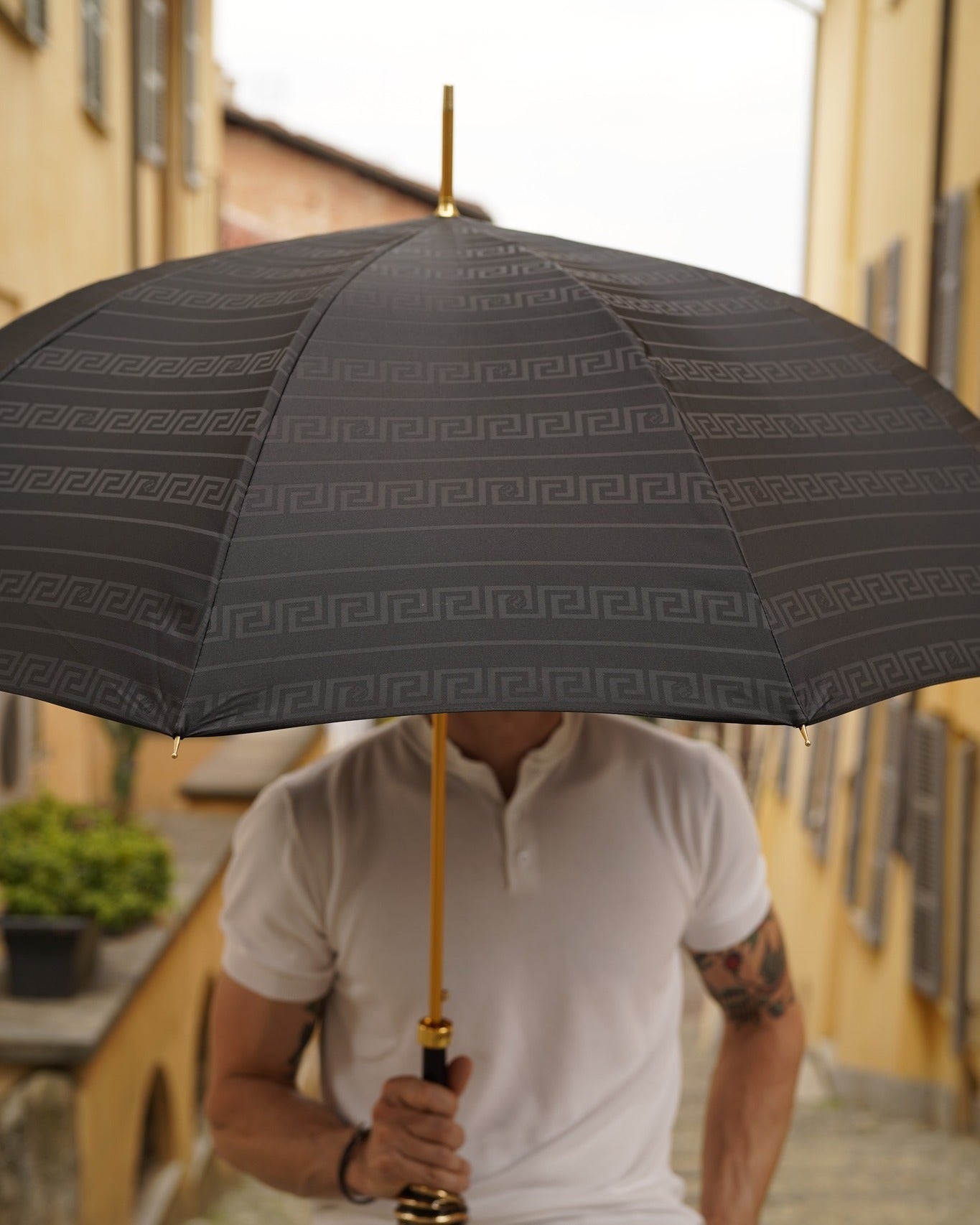 Men's luxury umbrella by Ilmarchesato with gold-plated handle and automatic opening, featuring a sleek canopy for rain protection.