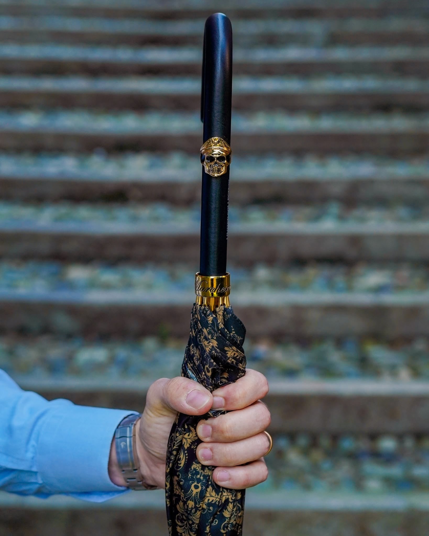 Luxury black and gold men's umbrella with Italian handmade leather handle featuring a skull detail by Ilmarchesato.