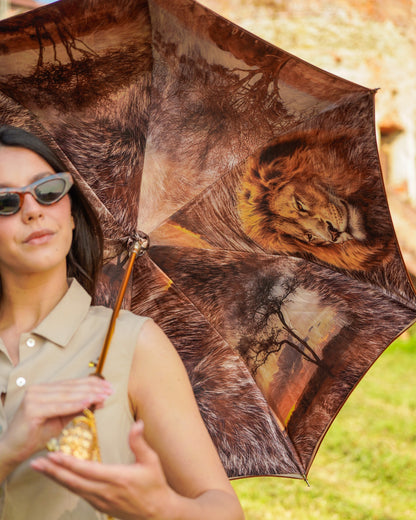 Luxury rain umbrella with 24K gold-plated lion handle, satin canopy, and carbon fiber frame by Ilmarchesato