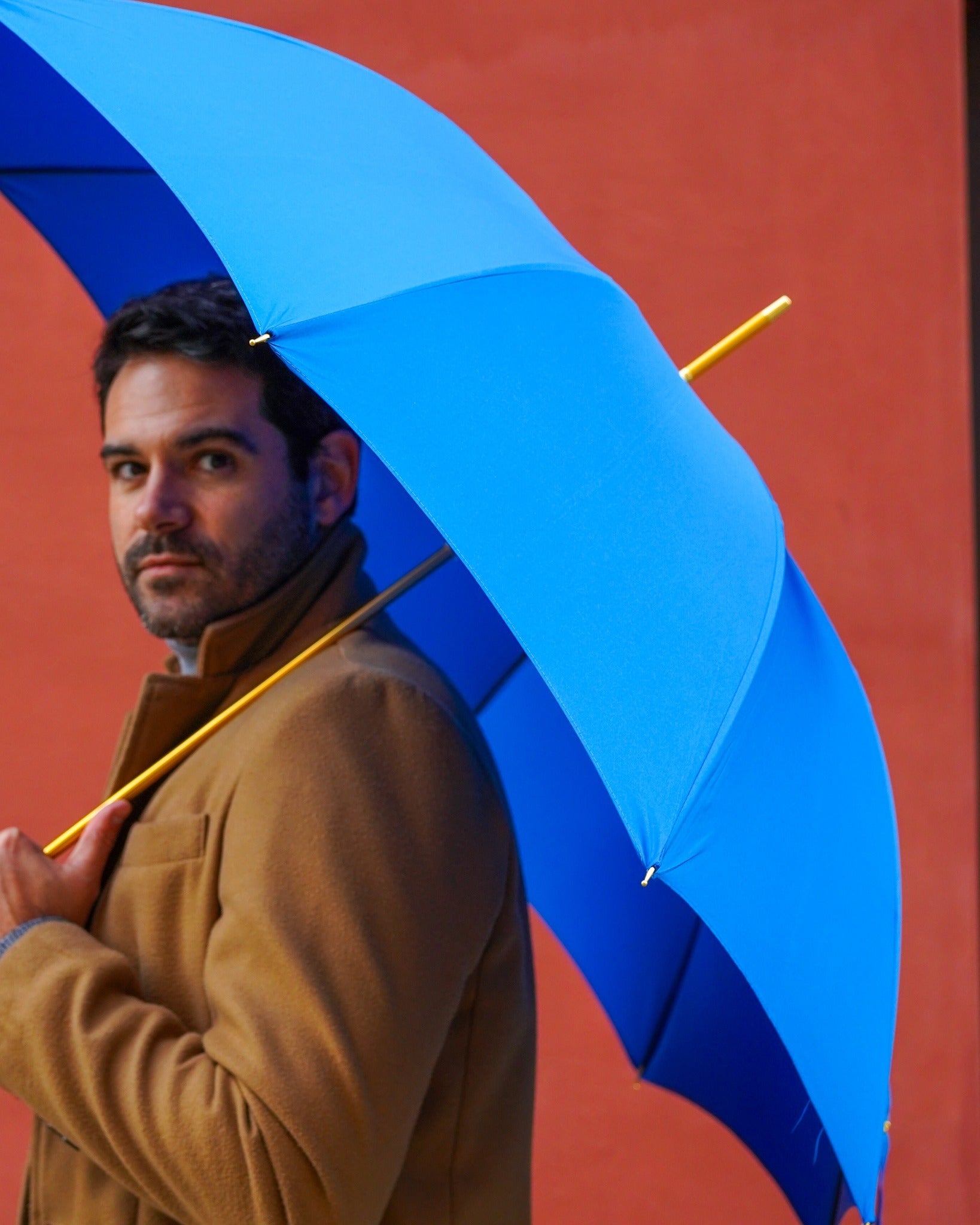 Elegant men's luxury umbrella with blue canopy and 24K gold handle, automatic open feature, by Ilmarchesato