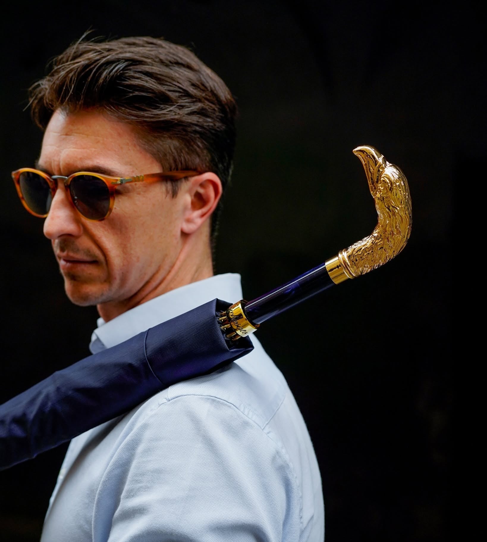 Luxury men's umbrella with blue canopy, 24K gold eagle handle, and carbon fiber ribs from Ilmarchesato.