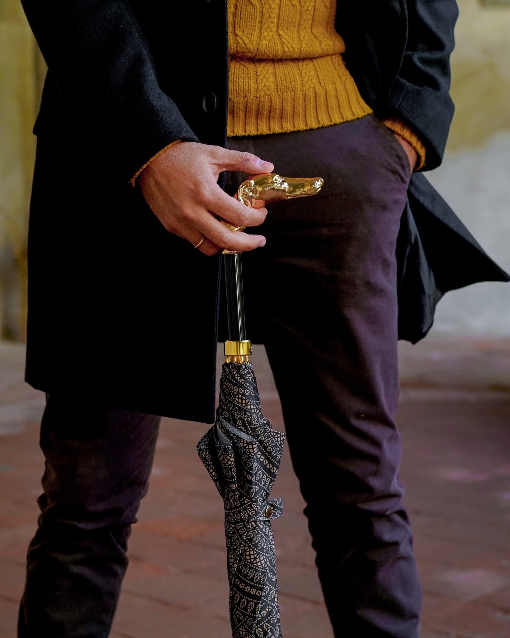 Men's Chic Noble Hound umbrella with gold-plated greyhound handle, stylish and elegant for sophisticated rain protection.
