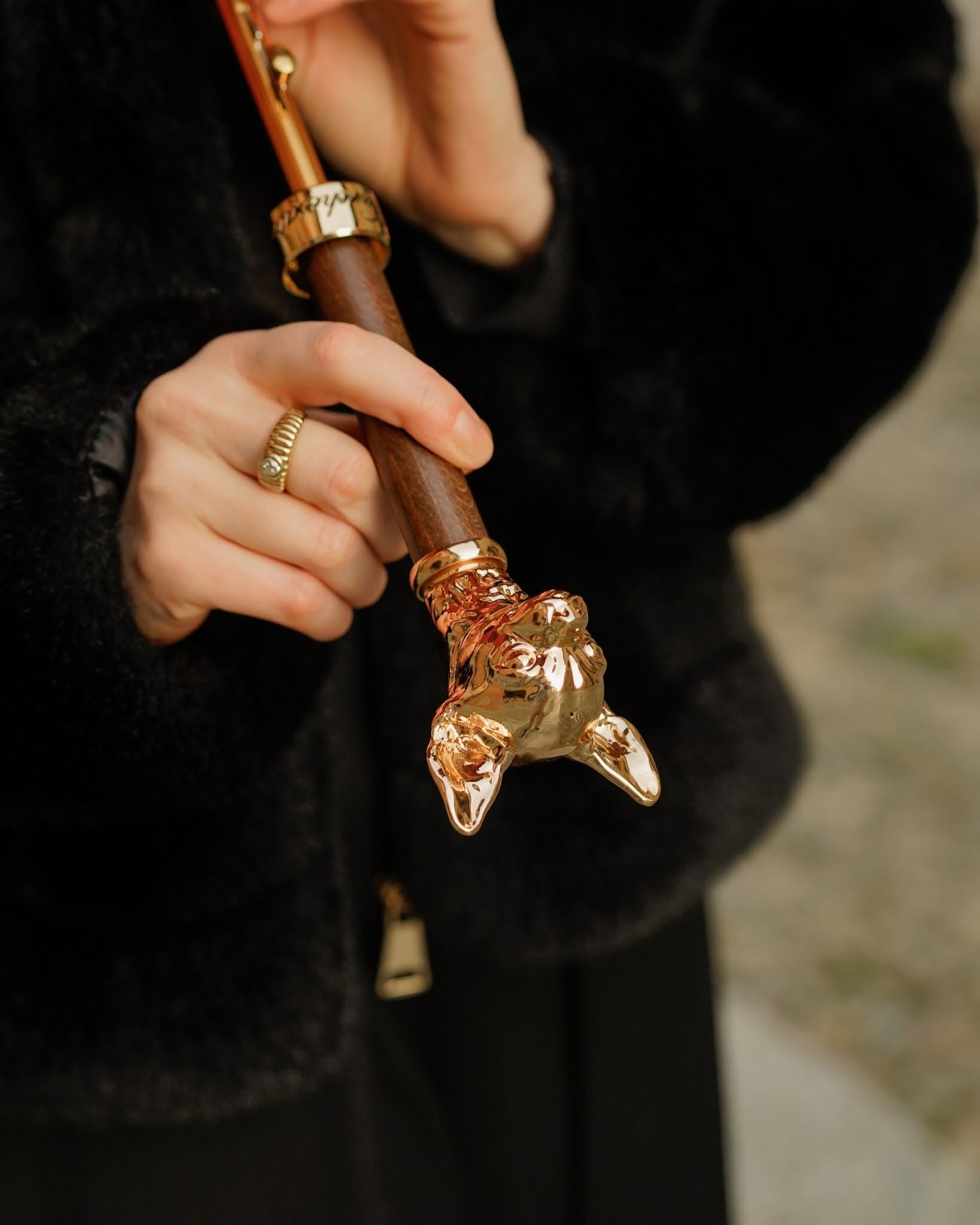 Red luxury rain umbrella with gold Chihuahua handle, satin finish, automatic opening by Ilmarchesato.