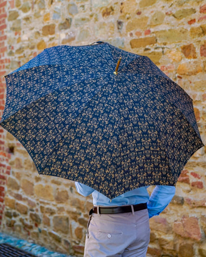 Luxury black gold men's umbrella with Italian handmade leather handle and skull detail, stylish and sophisticated accessory.